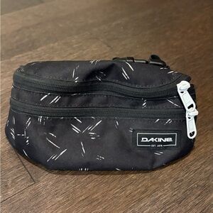 Dakine 80’s Geo Unisex Hip Pack, adjustable to wear around hip or shoulder,